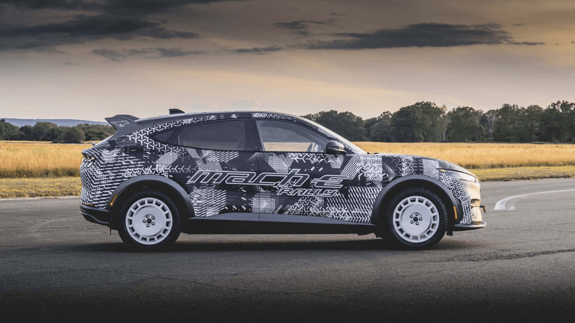 Ford Mustang Mach-E Rally 2025 côté Ford Mustang Mach-E Rally 2025 vue de côté
