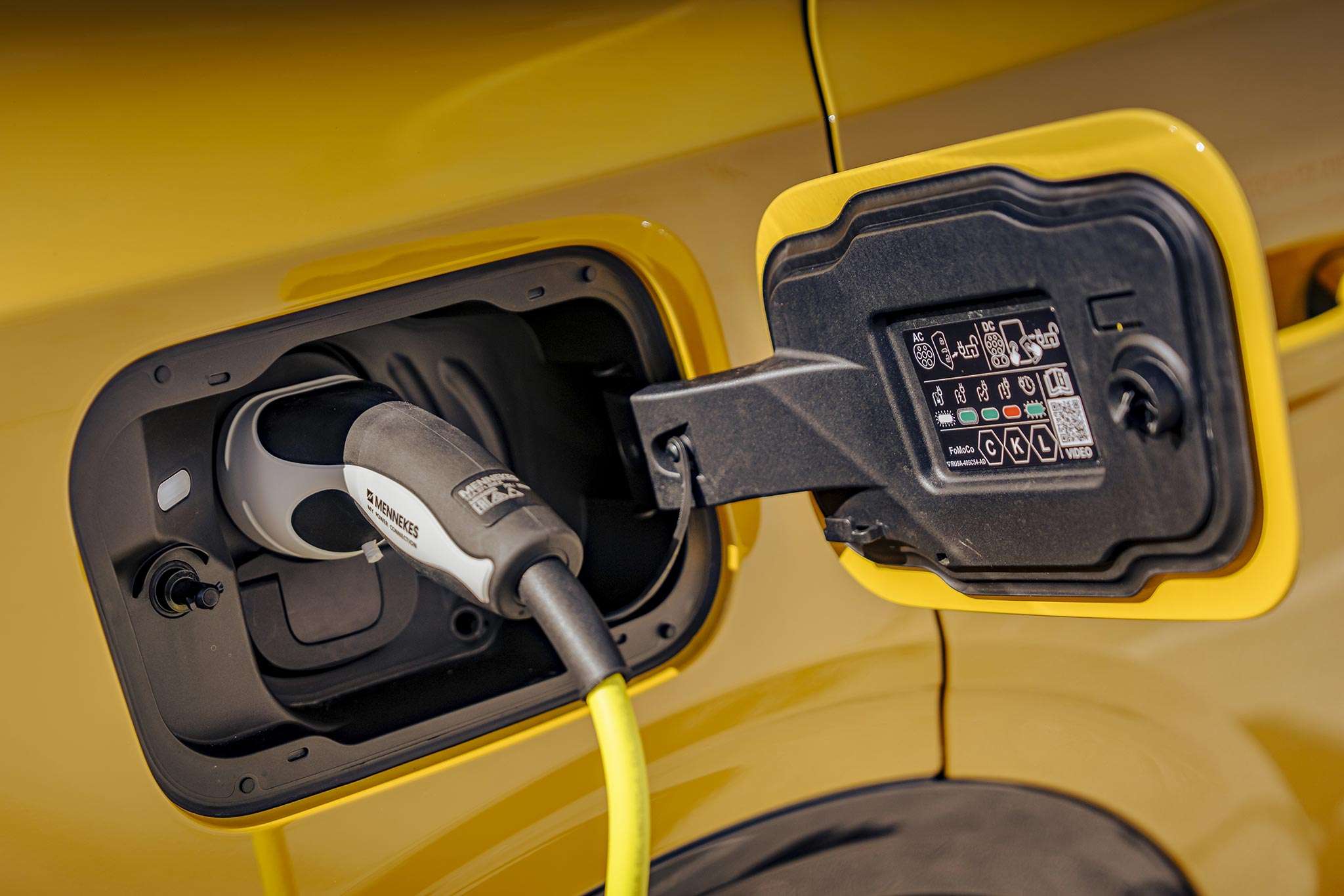 2024_FORD_CAPRI_VividYellow_30-LOW Recharge d