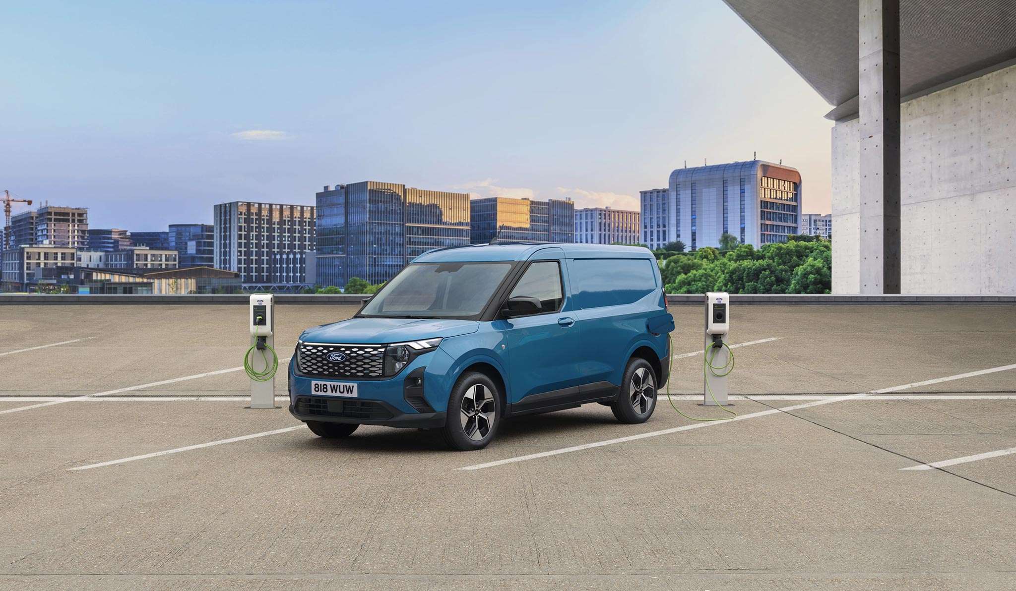 FORD_2024_E-Transit_Courier_01-LOW Ford E-Transit Courier bleu sur un parking